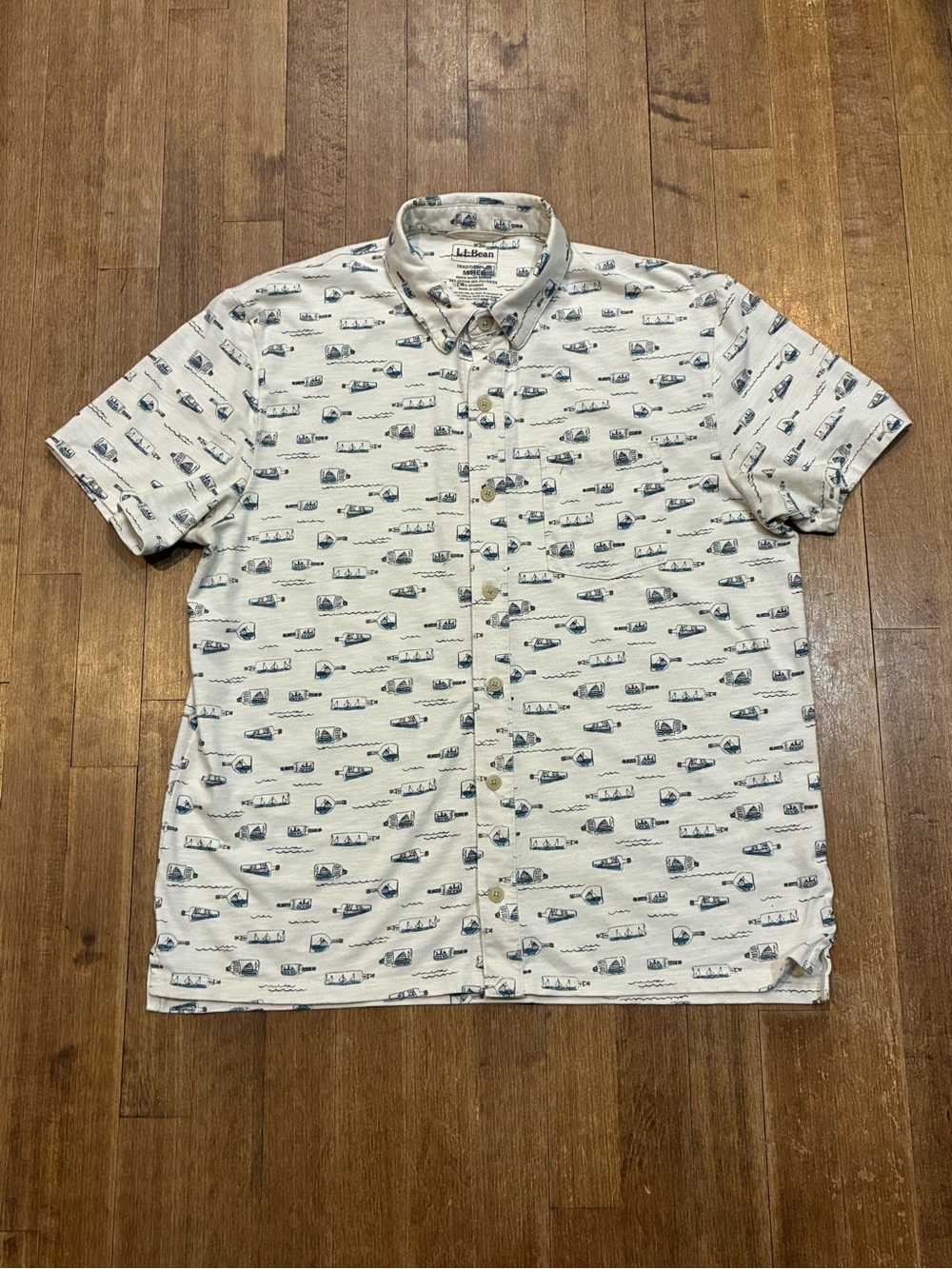 L.L. Bean Men's Short-Sleeve Button-Down Shirt in Cream with Blue Print - Medium